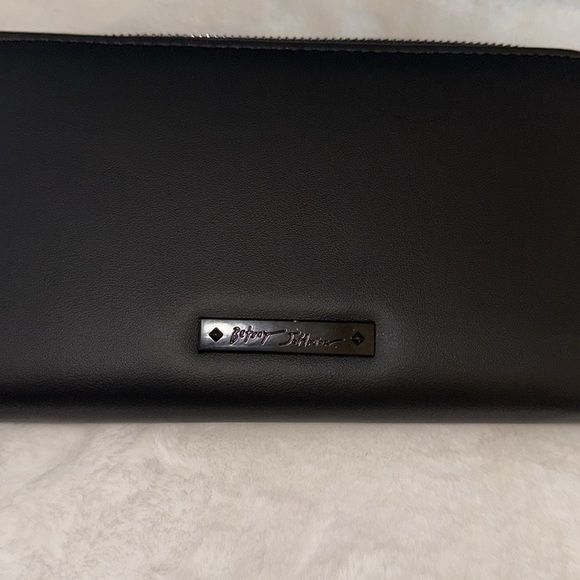 Betsey Johnson skull and crossbones zip wallet/wristlet. ☠️ - Picture 5 of 10